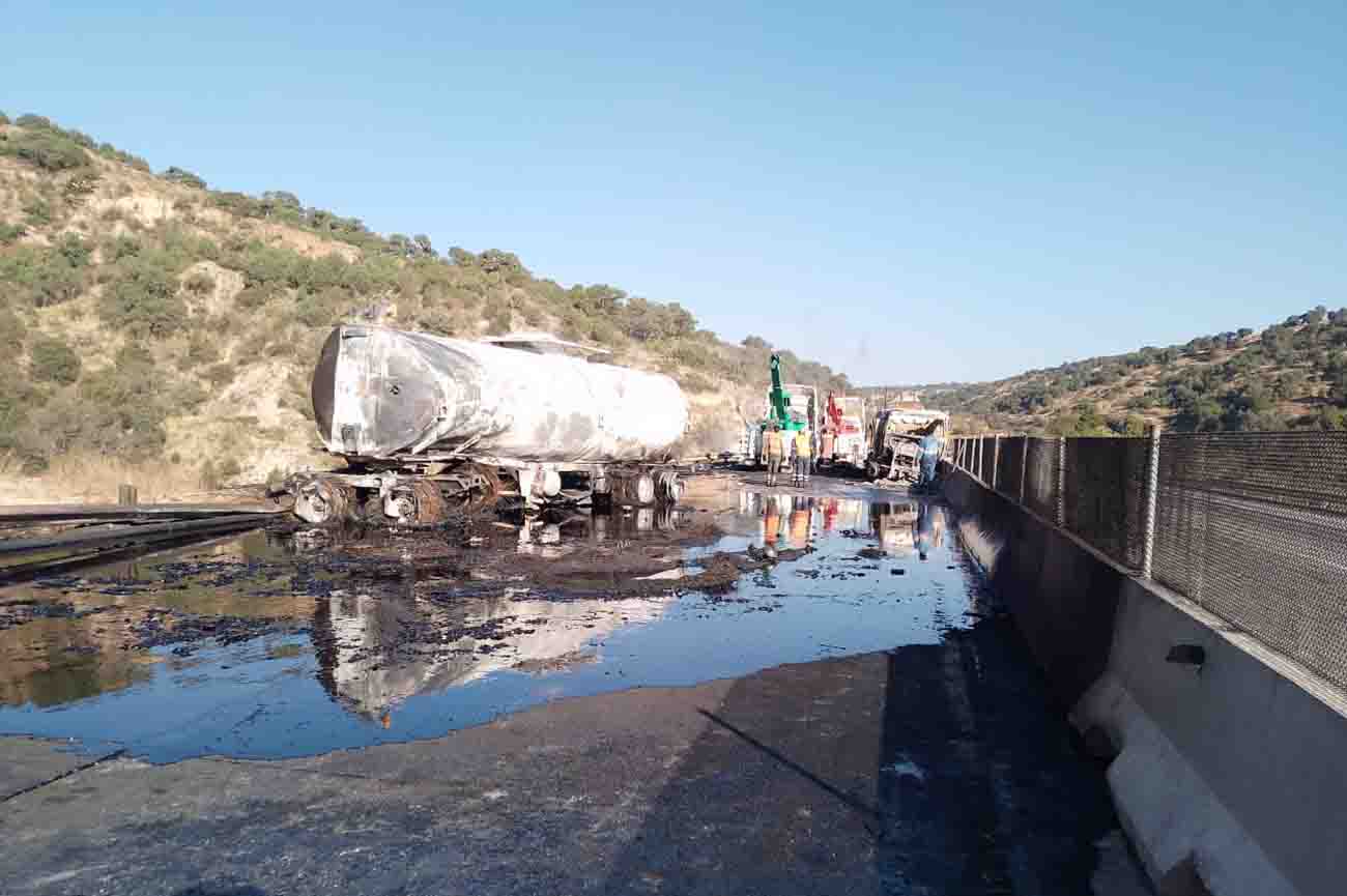 Cierran Arco Norte por explosión de pipas de combustible labores de